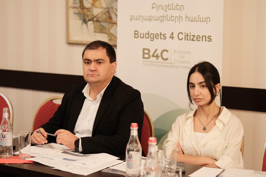 Մասնակիցներ «Բյուջեներ քաղաքացիների համար» պաստառի մոտ